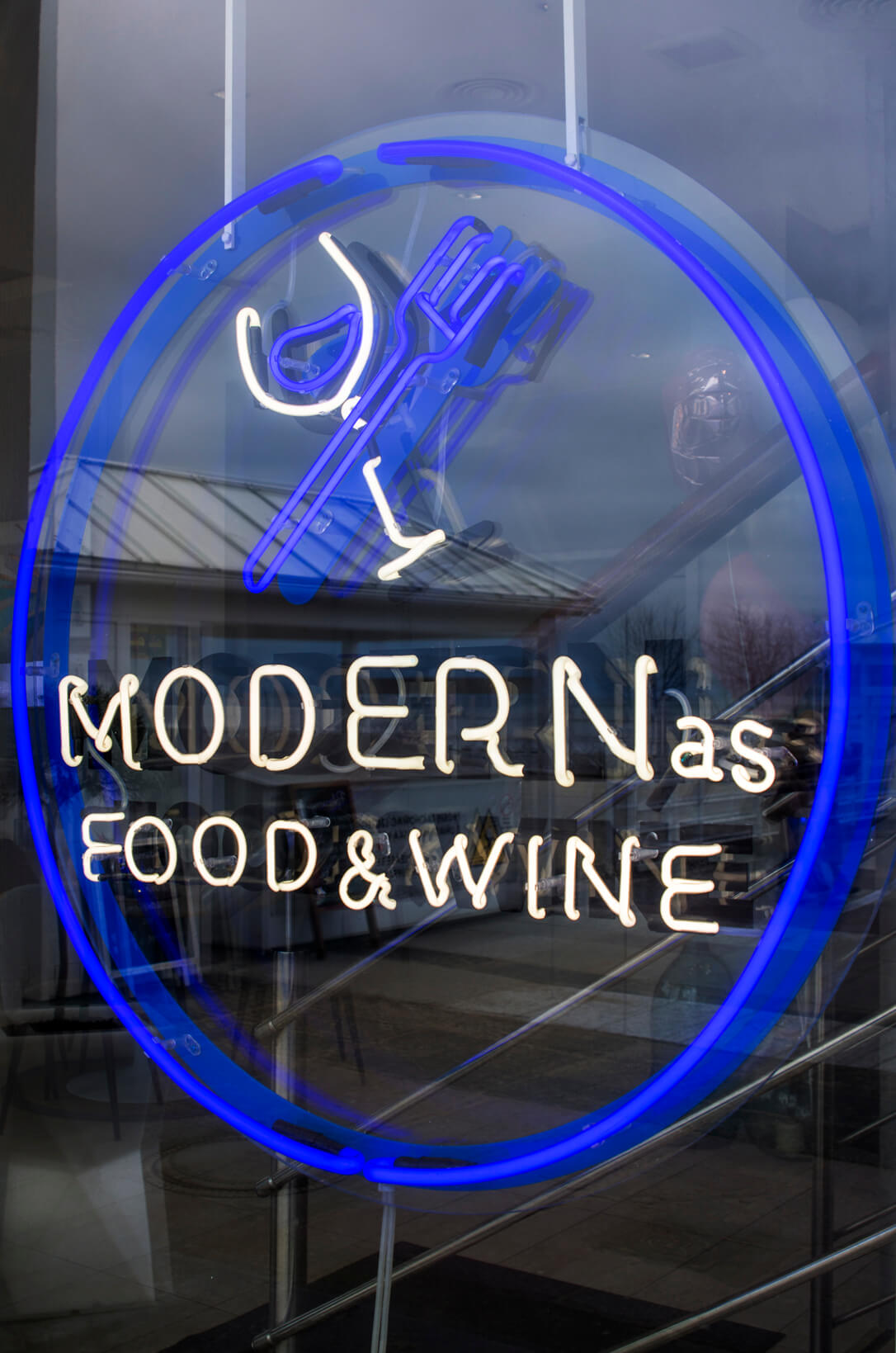 neon-modern-food-wine-niebieski-neon-za-szyba-neon-na-plexi-neon-przy-wejsciu-neon-w-restauracji-neon-reklamowy-sopot-molo-restauracja-napis-neonowy-litery-neonowe